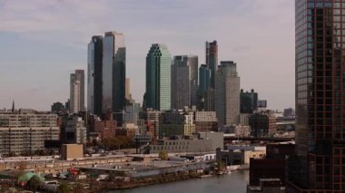 Queens borough 'daki kameralar Long Island City' nin ve Hudson Nehri 'nin finans bölgesindeki binaları ve gökdelenleri gösteriyor..
