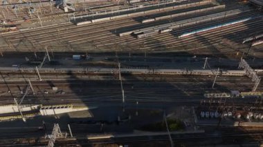 Yolcu trenleri altın sabah ışığı altında raylarda dinleniyor. Geniş New York tren istasyonu boyunca uzanan uzun gölgeler kentsel altyapı zeminine sahip..