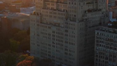 Günbatımı, Beresford 'daki lüks apartmanın gölgelerini Central Park ve Manhattan' daki Yukarı Batı Yakası 'nda sergiliyor..