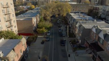 Queens 'teki Golden Renkli Sokak' ı çekerken çekilen görüntüler park halindeki arabaları ve New York 'ta sonbahar yapraklarını gösteren yerleşim yerlerini gösteriyor..