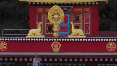 Phakding, Nepal 'deki manastırda Himalaya' nın dramatik dağ zeminli klasik Sherpa Budist tasarımı sergileniyor..