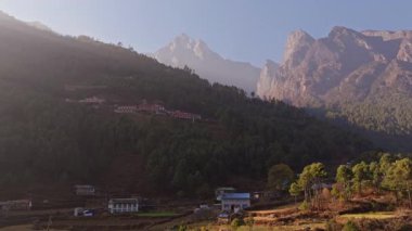 Hava manzarası Phakding köyünü gözler önüne seriyor, yemyeşil vadiler, dağ yerleşimleri ve Himalaya zirveleri el değmemiş gökyüzünün altında uzanıyor..