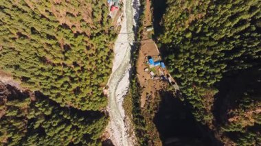 Ürdün 'deki verimli Himalaya vadisinde kıvrılarak akan sinsi nehir Nepal' de el değmemiş vahşi doğa ve dramatik yeşil dağ arazisi sergiliyor..