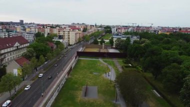 Sınırın tarihi kısmına sahip halka açık bir yer. Berlin Duvarı Anıtı ve kentsel mahallelerdeki apartmanlar. Berlin, Almanya.