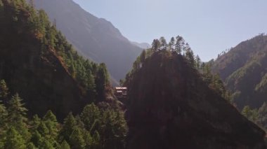 Antik Jorsale 'i çevreleyen görkemli dağ zirveleri Himalaya Vadisi' nin canlı güneş ışığı altında parıldayan geleneksel köyünü gözler önüne seriyor..