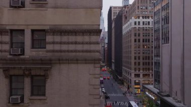Manhattan şehir merkezindeki ofisleri ve konut binalarını gösteren hava görüntüsü, beton kanyonda gezinen araçlarla yoğun şehir şebekesi.