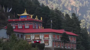 Himalaya manzarasına tünemiş dağ manastırı, Nepal 'deki Everest Dağı yakınlarında Budist mimari mirası ve ruhani dinginliği sergiliyordu..