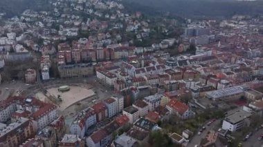 Stuttgart 'taki Marienplatz üzerinde hava manzarası, kentsel mimari şebeke, sokak ağları ve yüksek irtifa noktasından metropol altyapısını gösteriyor..