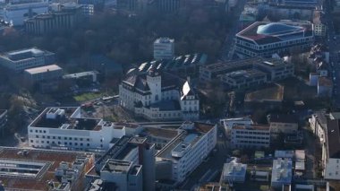 Stuttgarts 'ın mimari özetlerini gözler önüne seren hava manzarası Hegelplatz' daki Linden Müzesi modern metropoliten gökyüzüne hakim..