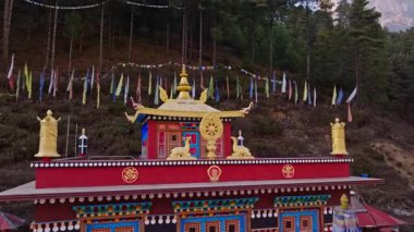 Manastır, Phakding köyü yakınlarında, Himalaya dağlarına ve geleneksel Budist mimarisine bakan yüksek irtifada yuva yapmış..