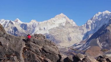 Nangkarshang Zirvesi 'ni geçen dağcı bayraklarla süslenmiş, Himalayaların Everest Dağı yakınlarındaki dağ sırasının özünü ortaya koyuyor..