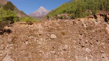 Dağlık Monjo yerleşimi Everest Ana Kamp güzergahı boyunca yuva yapmış panoramik Himalaya manzaraları ve Khumbu bölgesini keşfeden maceracılar için önemli dinlenme yerleri sağlamıştır..