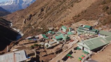 Everest bölgesinde yüksek bir dağ köyü olan Shomare, Himalaya dağcılarına büyüleyici panoramik manzaralar sunarak kritik iklimlendirme noktası sağlar..