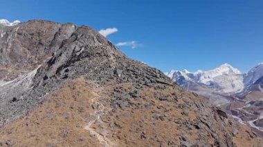 Engebeli arazinin üzerinde yükselen Everest Dağı, geniş Nepal çölünün ortasında Himalaya sırtlarını örten karları ortaya çıkardı..