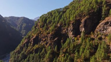 Yoğun çam ormanlarıyla kaplı dağ yamaçları engebeli kayalık arazileri ve Nepal 'deki Everest Dağı' nı çevreleyen görkemli Himalaya yabanı ortaya çıkarıyor..