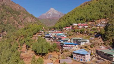 Himalaya dağları ve yemyeşil manzaraların arasına yerleşmiş canlı Sherpa yerleşimi Monjo 'yu, Everest bölgelerini görüntülüyor..