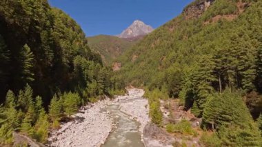 Nepal, Jorsale 'deki yemyeşil bir vadide kıvrılan Dudh Koshi nehrinin nefes kesici manzarası, orman yamaçları ve yüksek tepelerle çevrili..