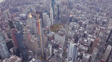 Manhattan şehir merkezindeki bir gökdelenin inşaat vinci, ikonik binaların yanında MetLife binası Park Avenue ve 45. Cadde 'deki gökdelendir..