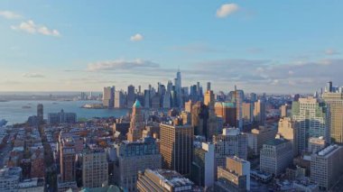 Brooklyn şehir merkezi ve mimari harikaları havadan bakıldığında New York şehrinin Manhattan 'ın alt kesiminin canlı manzarasını gözler önüne seriyor..