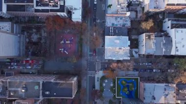 Brooklyn borough 'un tepeden aşağı manzaralı çatıları, seyrek trafiği olan sokakları, New York' taki oyun alanlarını..