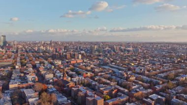 Brooklyn, New York 'taki Cobble Hill semtindeki yerleşim yerleri ve sokaklar yukarıdan görüldüğü üzere.