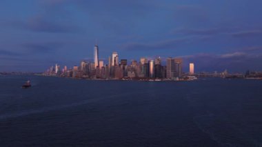 Manhattan 'ın mavi saatindeki hava manzarası. Bir Dünya Ticaret Merkezi karanlık gökyüzüne karşı duruyor..