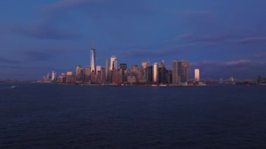 Manhattan 'ın alt ufuk çizgisinin havadan görünüşü, Bir Dünya Ticaret Merkezi, hareketli şehir manzarasının üzerinde altın günbatımı gökyüzüne karşı yükseliyor..