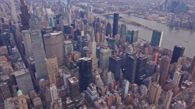 200 Park Avenue ve Chrysler Binası da dahil olmak üzere yüksek binalar Manhattan, New York 'un göbeğinde.