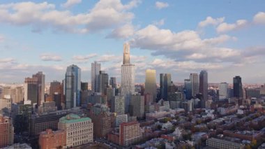 Brooklyn şehir merkezindeki gökdelenlerin hava manzarası. Düşük katlı tarihi yerleşim yerlerinin yanında modern gökdelenler de var..