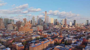 Brooklyn şehir merkezinin ufuk çizgisini gösteren hava görüntüsü sonbahar günışığında mavi gökyüzünün altında yayılan yerleşim yerleri..