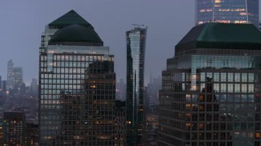 Brookfield Place alışveriş merkezi ve ofis kompleksi aşağı Manhattan 'da alacakaranlık şehir ışıklarıyla parıldıyor..