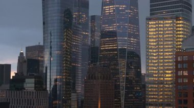 Manhattan 'ın aydınlık gökdelenleri ile parıldıyor. Karanlık akşamları aydınlatan gökdelenler, kentsel mimari dehayı gözler önüne seriyor..