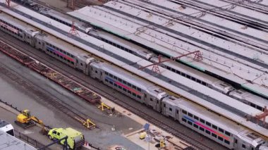 New Jersey trenleri genişleyen şehir demiryolu sahasında Hoboken Terminali 'nin yüksek noktasından metropoliten ulaşım ağını ortaya çıkarıyor..