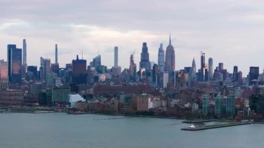 Manhattan gökdeleni şehir manzarasını gözler önüne seriyor. Hudson Nehri 'nin üzerinde yükselen Empire State binası da dahil olmak üzere gökdelenler yükseliyor..