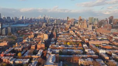 Brooklyn, Williamsburg 'un yerleşim bölgesinden aşağı Manhattan ufuk çizgisine doğru düşüş sırasında hava perspektifinden.