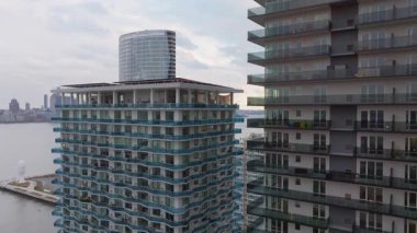 Newport, Jersey City 'deki New York ve Hudson Nehri' nin arka planındaki modern yerleşim alanlarının hava görüntüsü..