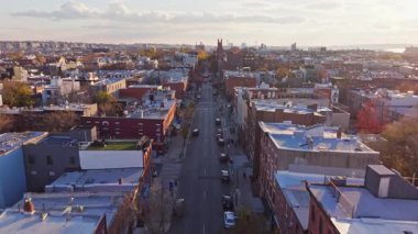 Havadan çekilen görüntüler, Carroll Garden 'daki Brooklyns manzaralı Court Caddesi' nden geçen sonbahar trafiğini aydınlatan altın güneş ışığını gözler önüne seriyor..