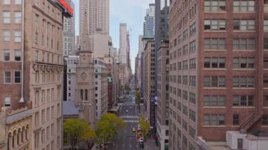 5. Avend ve New York City 'nin mimari ihtişamını gösteren hava manzarası. Sonbahar renklerinde caddelerde Mermer Kolej Kilisesi de dahil..