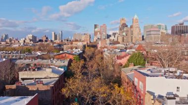 Brooklyns şehir merkezinin kentsel manzarasını gösteren hava manzarası, güneşli gökyüzü altında güneşli bir mimariyle zıt düşen sonbahar yaprakları..