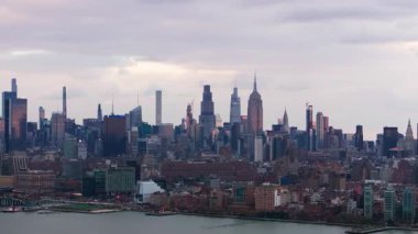 Manhattan şehir merkezinin havadan görünüşü, Empire State Binası ve diğer ikonik gökdelenler bir bulut gününde duruyor..