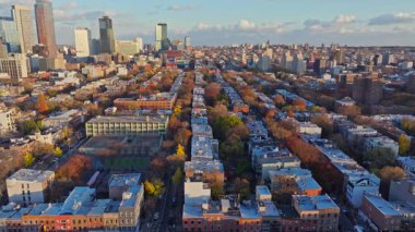 Cobble Hill 'de altın sonbahar güneş ışığı banyoları tarihi Brooklyn kahverengi taşları, yukarıdan bakıldığında mimari zarafet ve ılık mevsimsel renkleri vurguluyor..
