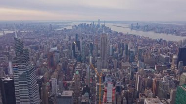 Gökyüzü perspektifi, Empire State Binası da dahil olmak üzere Midtown Manhattan, New York 'un görkemli ufuk çizgisini ve şehir manzarasını gözler önüne seriyor..