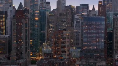 Manhattan 'ın aydınlık siluetini yakalayan hava görüntüleri, mimari çeşitliliği ve şehir manzarasının alacakaranlık saatlerinde parladığını gözler önüne seriyor..