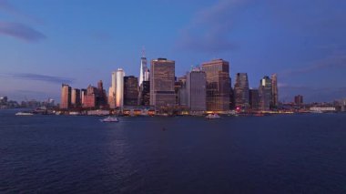 Bir Dünya Ticaret Merkezi ve Finansal Bölgedeki modern gökdelenleri çevreleyen Manhattan 'ın alacakaranlıktaki hava manzarası..
