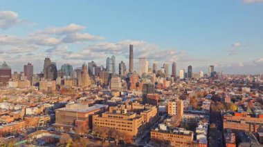 Brooklyn şehir merkezinin şehir manzarasını gösteren hava perspektifi arka planda Aşağı Manhattan, New York.