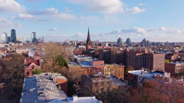 Yüksek açılı manzara Cobble Hill, Brooklyn 'deki tarihi kumtaşlarını yakalıyor. Altın yapraklı ağaçların arasından yükselen kilise kulesi..