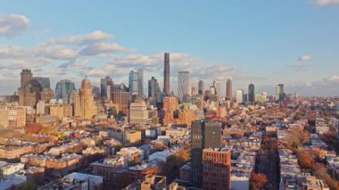 New York şehri, Brooklyn 'in uzak Manhattan gökdelenlerini gündüz perspektifinden çerçevelediğini gösteriyor..