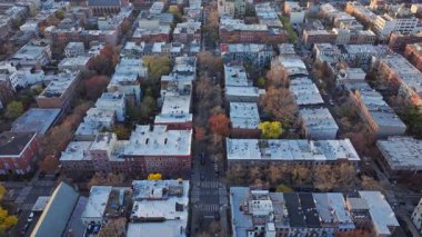 Hava görüntüsü, New York 'taki Brooklyn mahallesini kaplayan sonbahar renklerini yakalıyor. Sokakları, evleri ve yukarıdan düşen yaprakları ortaya çıkarıyor..
