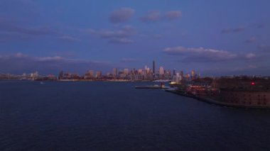 Valilik Adası hava manzarası, Brooklyn şehir merkezi alacakaranlıkta gökyüzü, Brooklyn Kulesi ve sokaklar da dahil olmak üzere aydınlatıcı binalar.