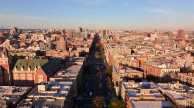 New York City gökdelenleri alacakaranlıkta parlıyordu Hudson Yards 'ın gökdelen siluetleri karamsar bulutlu atmosferin altındaki Hudson Nehri sularını yansıtıyordu..